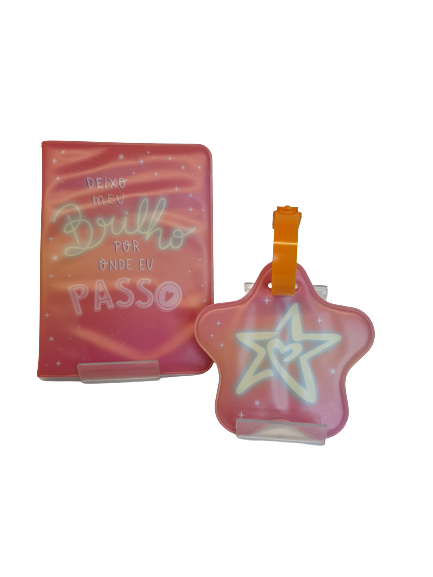 Kit viagem Larissa Manoela - Capa passaporte e Tag de mala